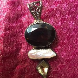Pearl Semiprecious stone pendant in silver